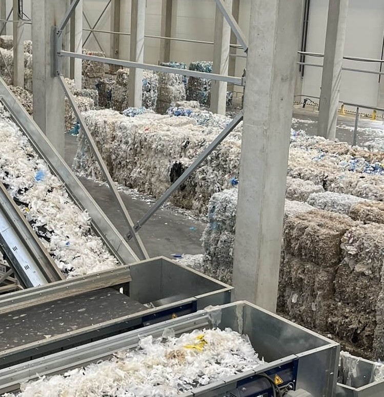 Gestapelte PET-Ballen als Output aus Sortier- und Aufbereitungsprozessen